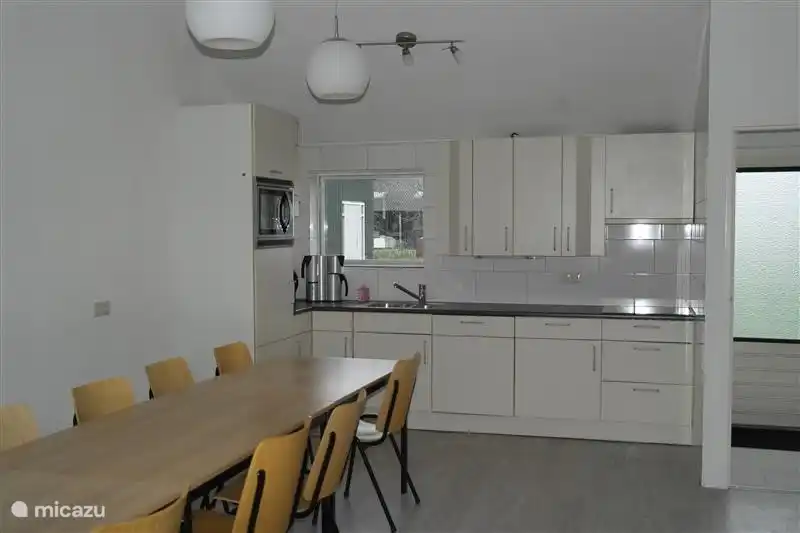 The open kitchen, fully equipped.