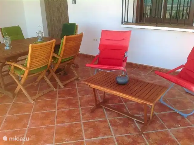 Villa Luna Comares, Axarquía + Piscine | Espagne, Costa del Sol, Comares - villa La véranda a une table à manger extensible. Vous verrez la porte d'entrée sur la gauche.