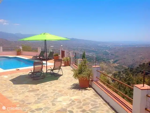 Villa Luna Comares, Axarquía + Piscine | Espagne, Costa del Sol, Comares - villa Les vues sur la côte sont larges et imposantes. La clôture que vous voyez est câblée pour la sécurité.