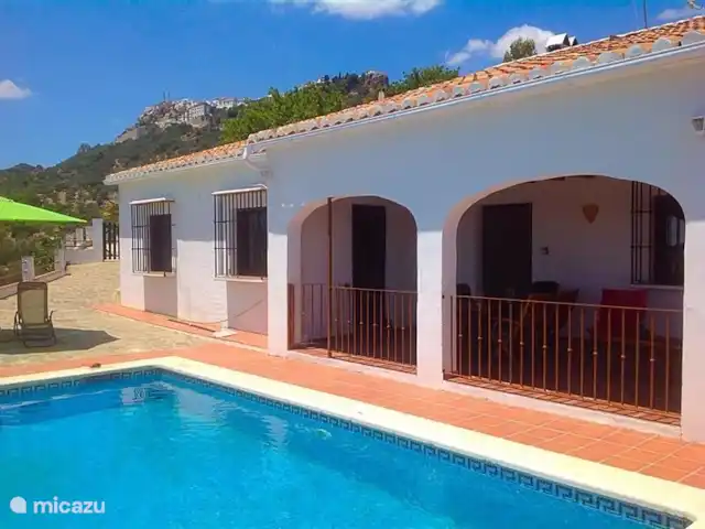 Villa Luna Comares, Axarquía + Piscine | Espagne, Costa del Sol, Comares - villa En arrière-plan, vous pouvez voir le village de Comares. Vous pouvez éventuellement marcher environ 25 minutes (en montée).