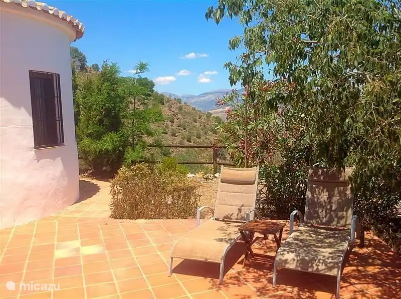 Auf der Seite der Villa ist eine Außendusche und einen schattigen Platz.