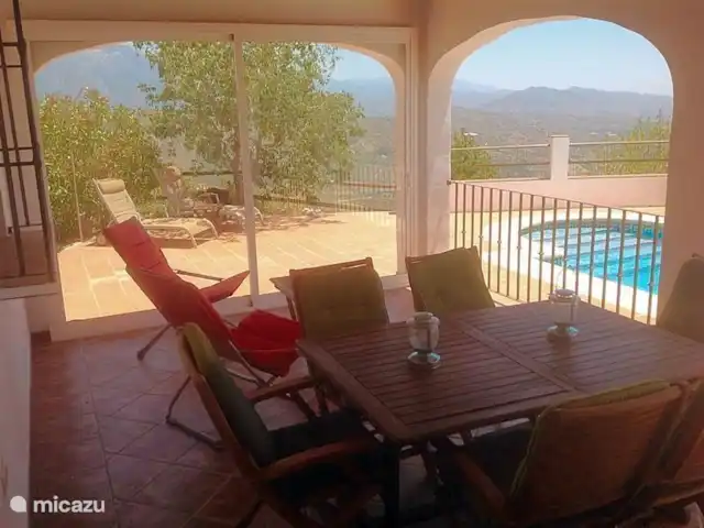 Villa Luna Comares, Axarquía + Piscine | Espagne, Costa del Sol, Comares - villa La véranda a une porte coulissante en verre sur le côté gauche pour arrêter le vent quand il souffle.