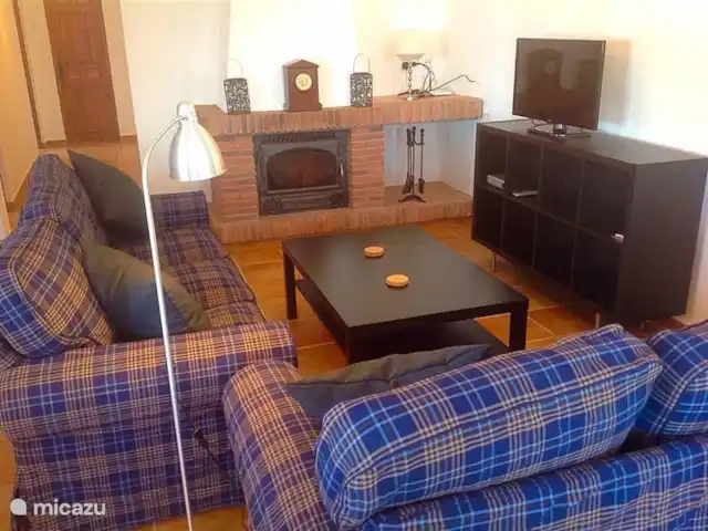 Villa Luna Comares, Axarquía + Piscine | Espagne, Costa del Sol, Comares - villa Le coin salon dispose de canapés confortables. Le foyer est muni d'un ventilateur de chauffage et d'un petit plus : une sortie de chaleur vers la chambre des maîtres, idéale pour l'hiver.