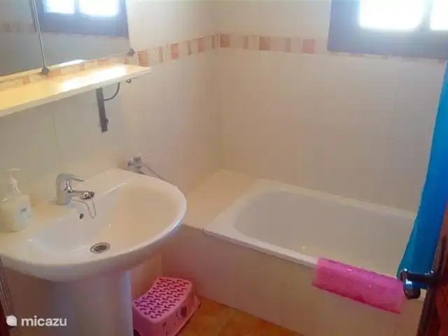 Villa Luna Comares, Axarquía + Piscine | Espagne, Costa del Sol, Comares - villa Salle de bain avec WC pour les chambres 2 et 3.