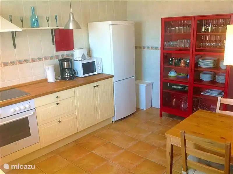 Die Küche ist geräumig und komplett ausgestattet.