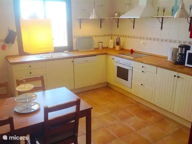 Villa Luna Comares, Axarquía + Piscine | Espagne, Costa del Sol, Comares - villa Ici, vous pourrez cuisiner, il y a aussi un coin repas dans le salon.