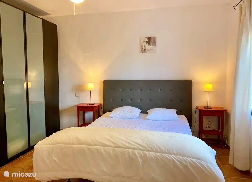 Hauptschlafzimmer mit eigenem Bad.