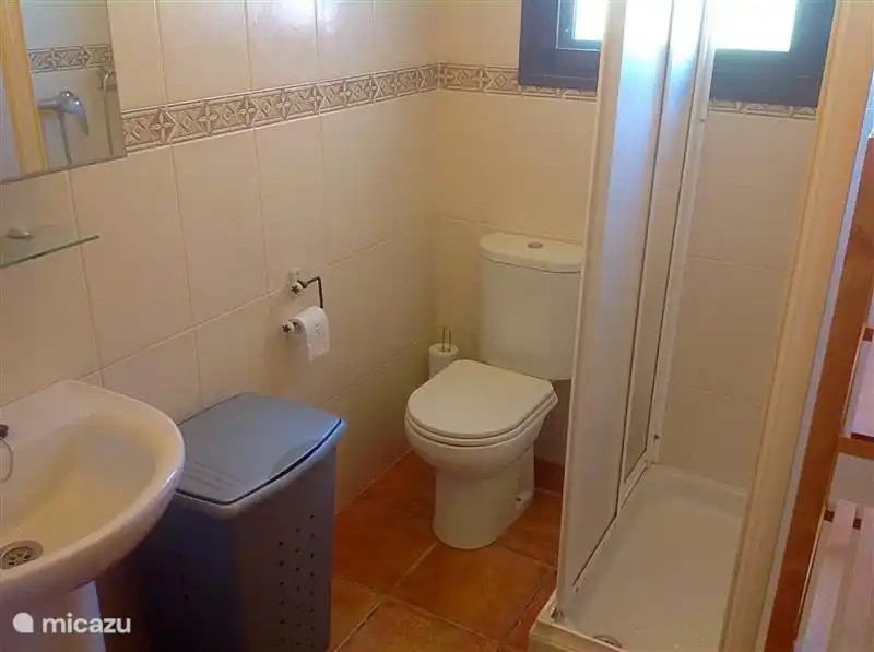 Dies ist das Bad des Hauptschlafzimmers.