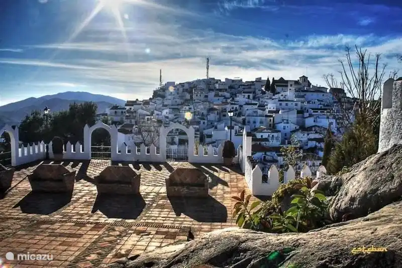 Comares ist ein Juwel von einem "Pueblo Blanco" ist majestätisch mit Panoramablick auf die Costa del Sol. Wirklich eine wunderbare Entdeckung und abseits vom Massentourismus. One und alle Genialität!