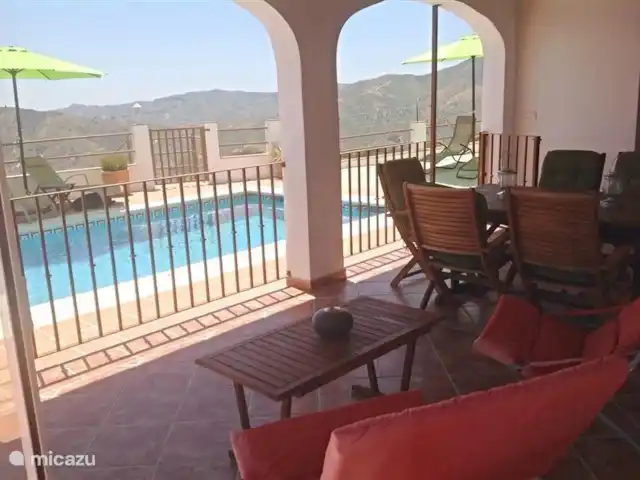 Villa Luna Comares, Axarquía + Piscine | Espagne, Costa del Sol, Comares - villa Le porche couvert a une porte à la piscine pour la sécurité des enfants.