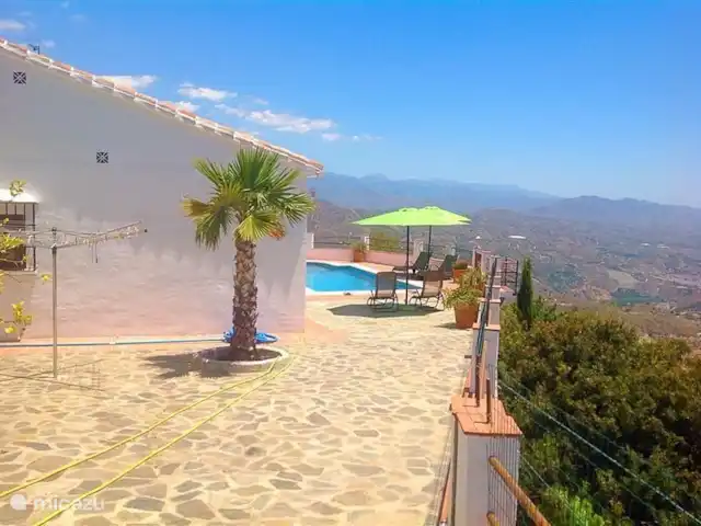 Villa Luna Comares, Axarquía + Piscine | Espagne, Costa del Sol, Comares - villa Le site est assez spacieux. A l'arrière de la villa se trouve une buanderie séparée où se trouve la machine à laver. Il y a aussi un sèche-linge rotatif.