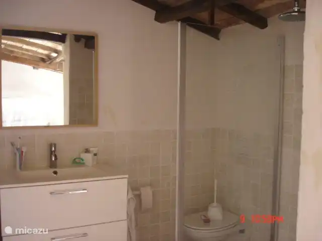 Villa Binami | Italie, Ombrie, Castiglione Del Lago - villa salle de bain-1 avec douche, toilette et lavabo