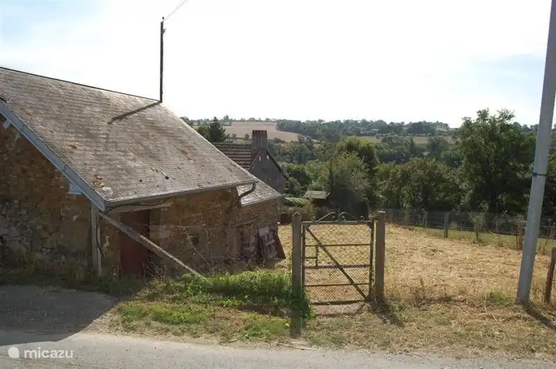 Als je door het hekje gaat en naar beneden loopt door de weilanden (op eigen terrein) kom je tercht bij de Baize, het beekje waar het zomers heerlijk koel is.