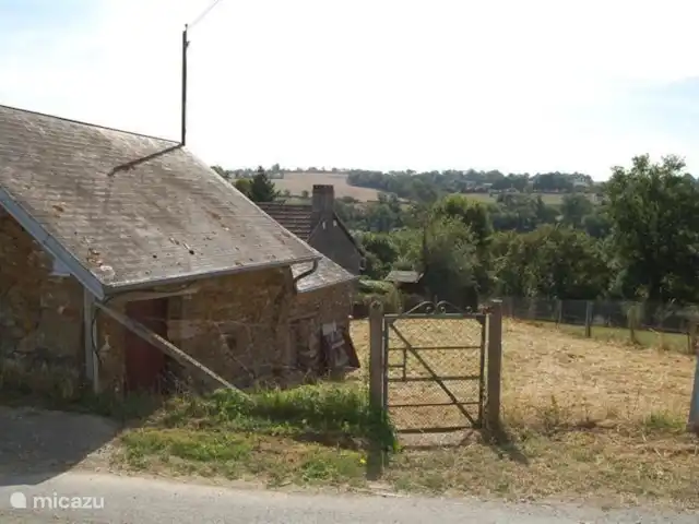 Gite Bleu, Ménil Vin, Normandie | France, Orne, Ménil-Vin - maison de vacances Si vous franchissez le portail et descendez dans les prés (propriété privée), vous arriverez à la Baize, le ruisseau où il fait beau et frais l'été.