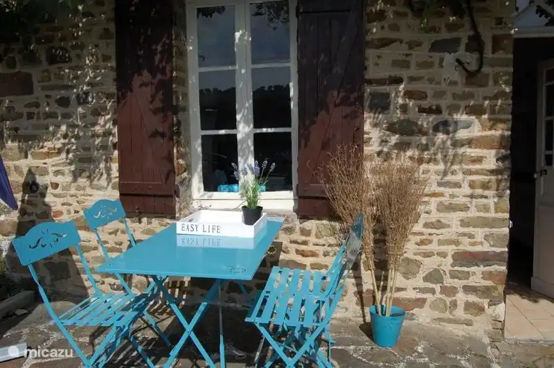 Hier is het heerlijk ontbijten voor de Gite in de ochtendzon.