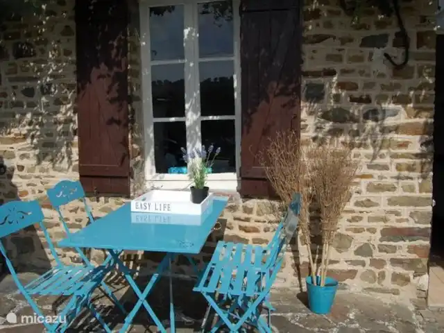 Gite Bleu, Ménil Vin, Normandie | France, Orne, Ménil-Vin - maison de vacances Ici, vous pourrez prendre un délicieux petit-déjeuner devant le gîte au soleil du matin.