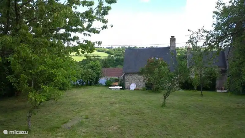 De gebouwen vanaf de tuinkant gezien