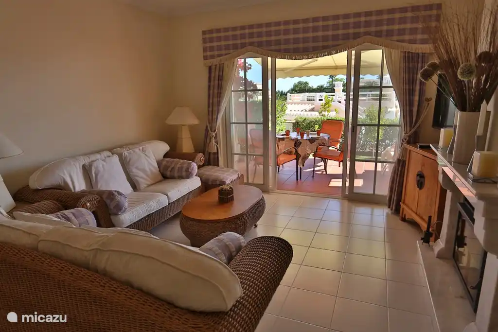 Wohnzimmer mit Zugang zur Terrasse