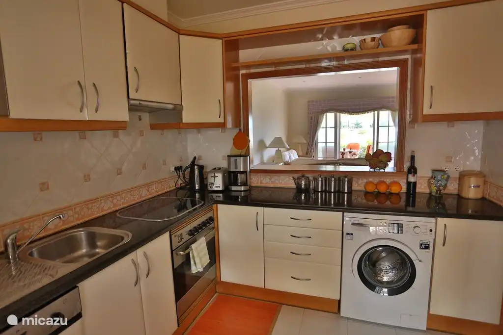 Komplett ausgestattete Küche