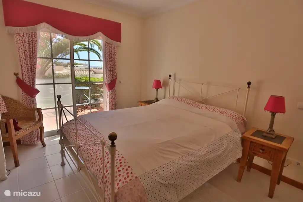 Schlafzimmer 1, mit Zugang zur Terrasse