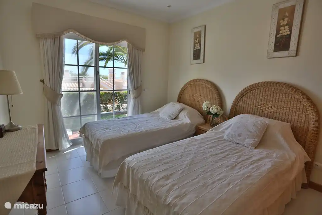 Schlafzimmer 2, mit Zugang zur Terrasse