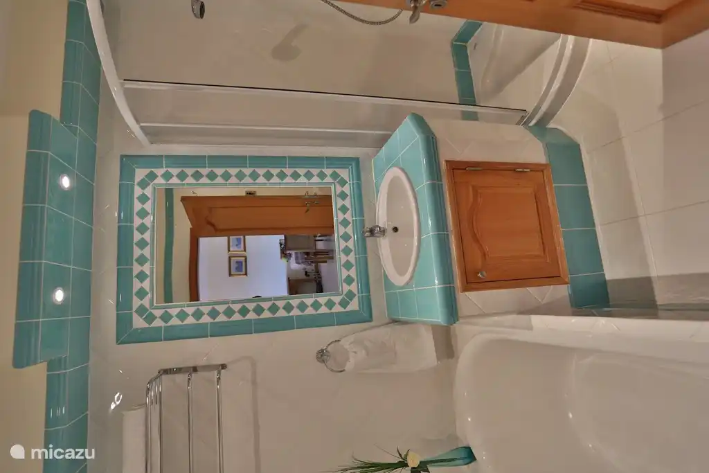 Badezimmer 2, mit Badewanne und Dusche