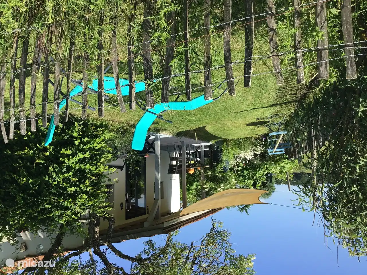 ... op de luie stoelen of aan de tafel.