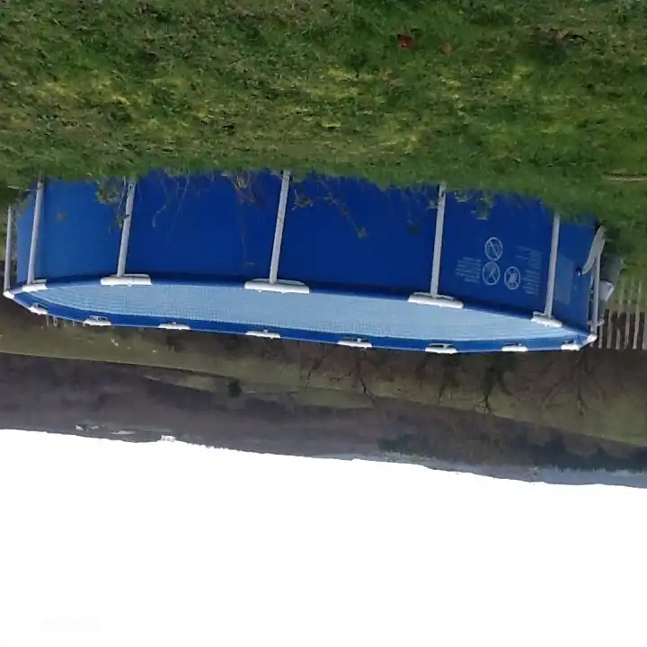 Und im hinteren Teil der Wiese steht das Schwimmbad bereit, wenn etwas Abkühlung gewünscht wird. Durchmesser 4,57 m. und 1,22 m. hoch: schönes Planschen!