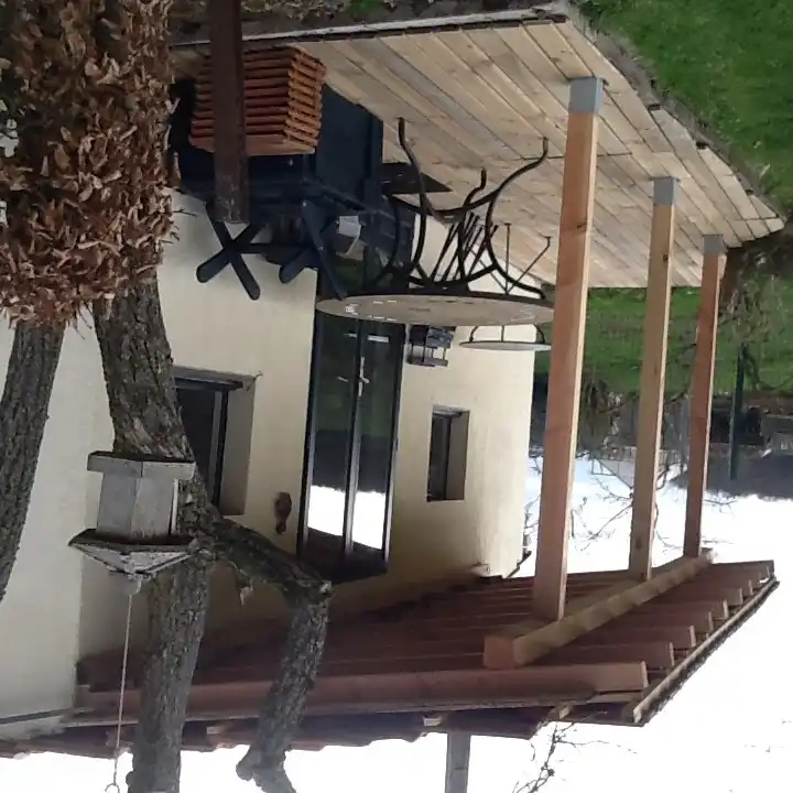 bij het terras en de ingang van de Bergerie. Het bistro-setje en de barbecue wachten al op de nieuwe gasten