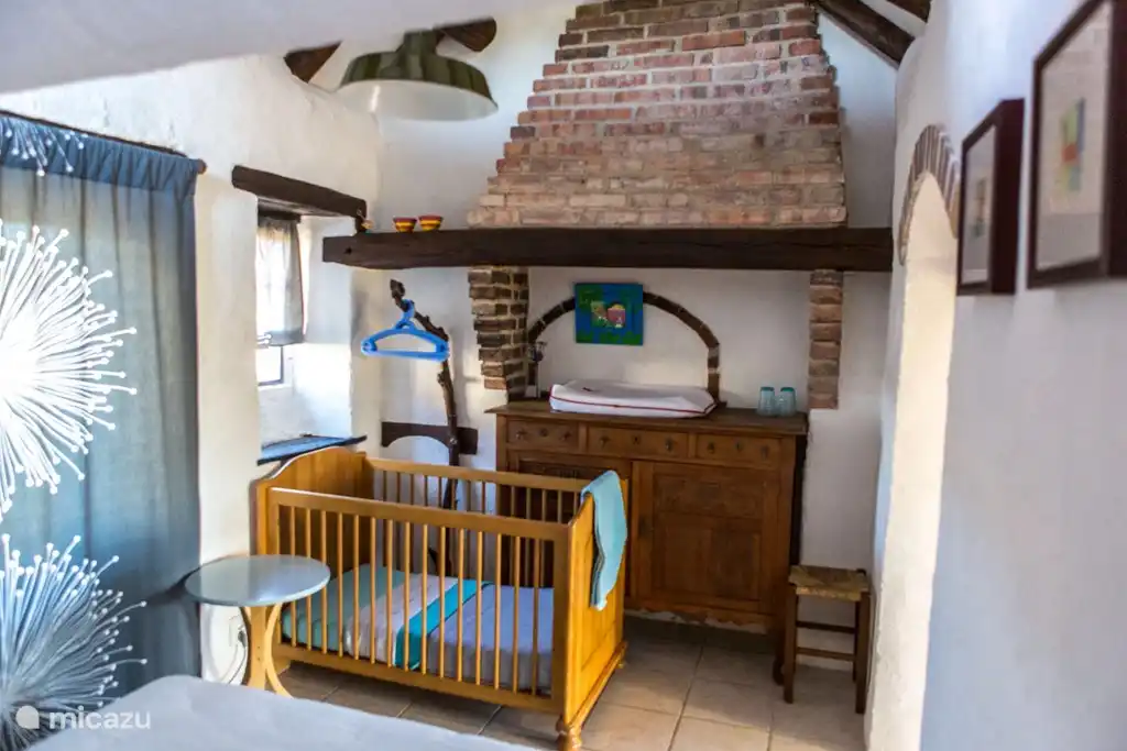 En achter het bed de kast en de mogelijkheid van een ledikant (dus 2+). Daar hebben al veel gasten gebruik van gemaakt!