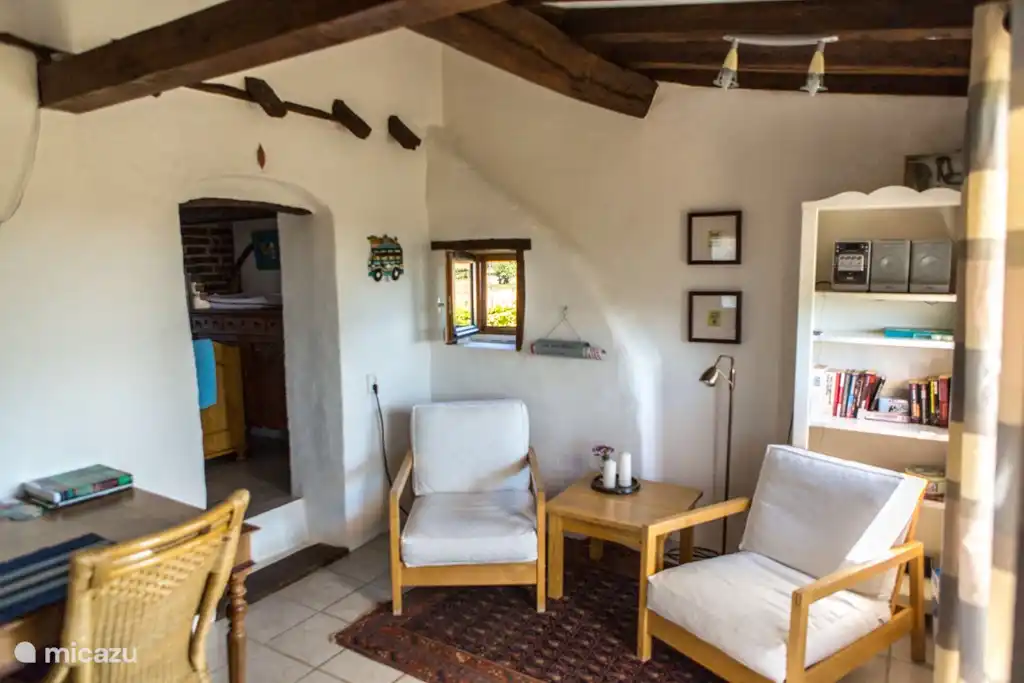 Rechts staan de twee fauteuils 