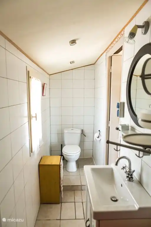 ... en rechts het toilet.