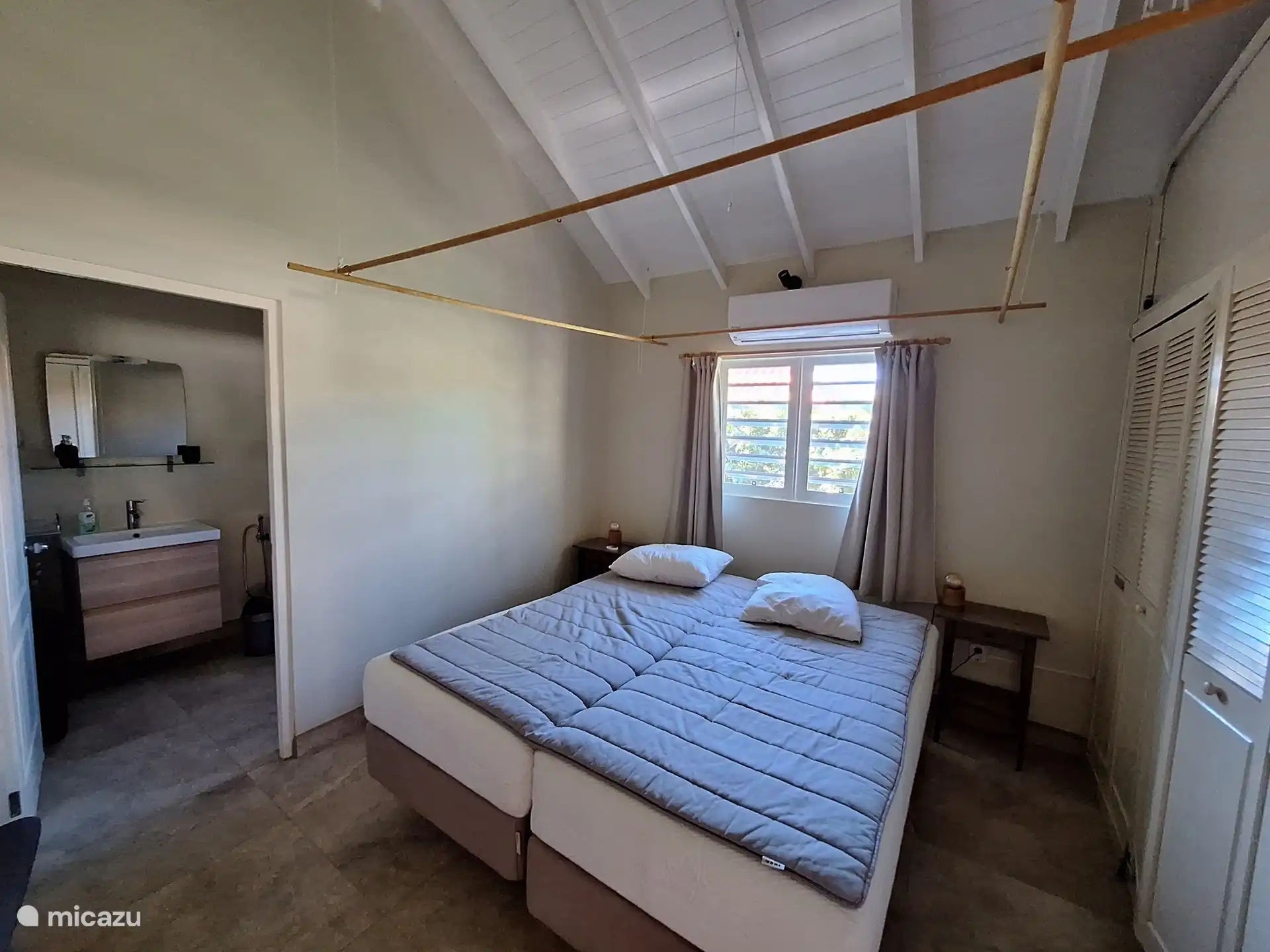 Hauptschlafzimmer
ausgestattet mit moderner Klimaanlage, Moskitonetz und großer Schrankwand.