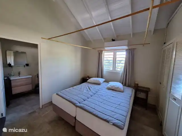 Villa Kas Tribon met privé zwembad huren in Curaçao, Banda Abou (west), Fontein - villa Masterbedroom 
voorzien van moderne airco,klamboe en grote kastenwand.
