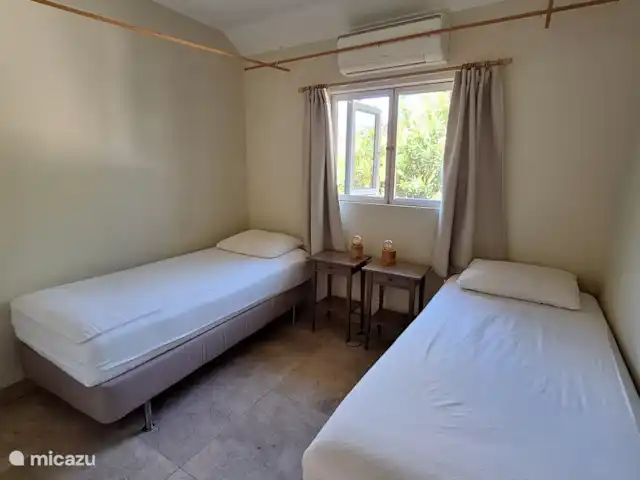 Villa Kas Tribon met privé zwembad huren in Curaçao, Banda Abou (west), Fontein - villa De 2e slaapkamer
ook deze is voorzien van een moderne airco, klamboe en een kastenwand.