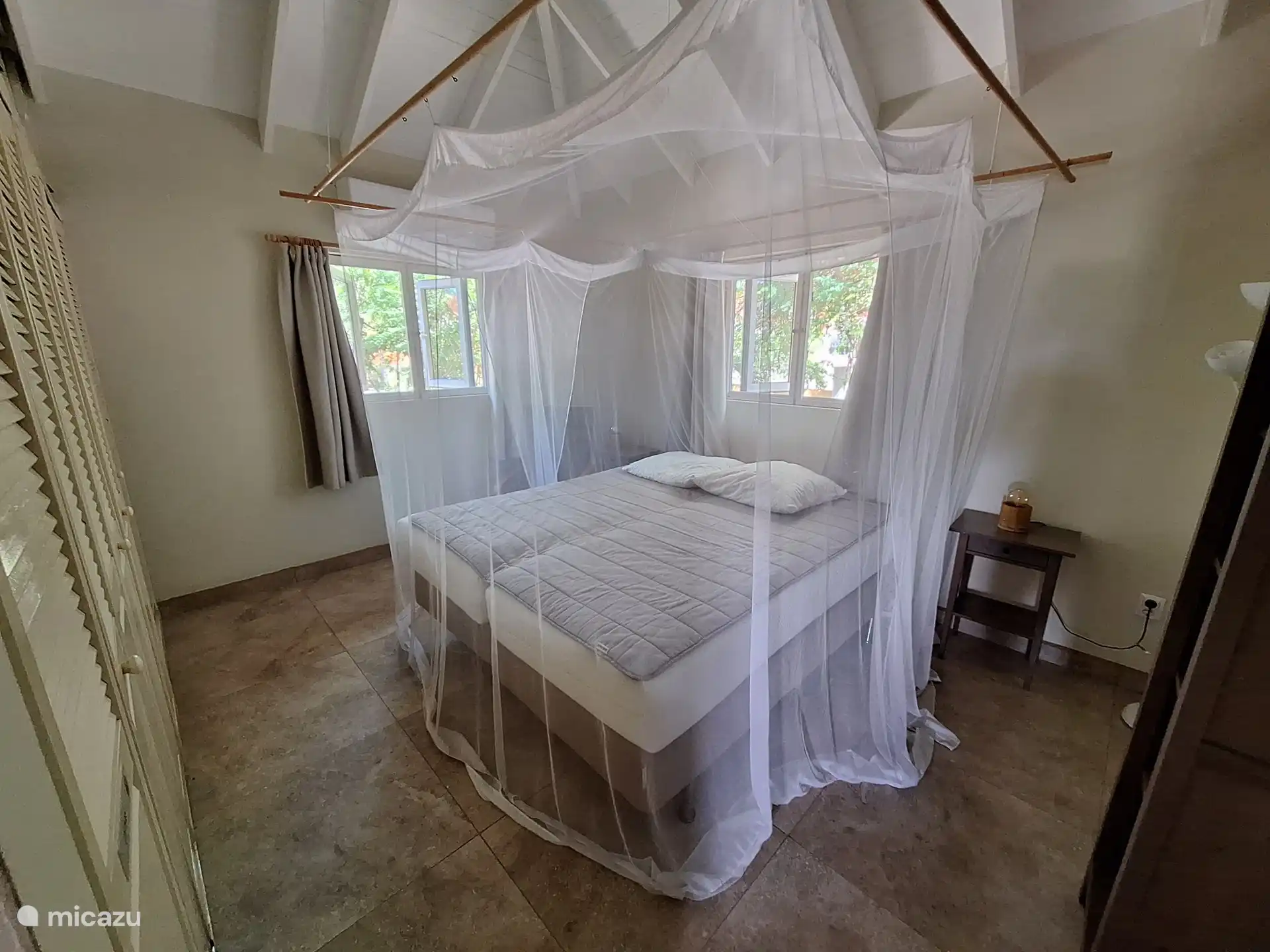 3. Schlafzimmer
mit moderner Klimaanlage, Deckenventilator, Moskitonetz und großer Schrankwand.