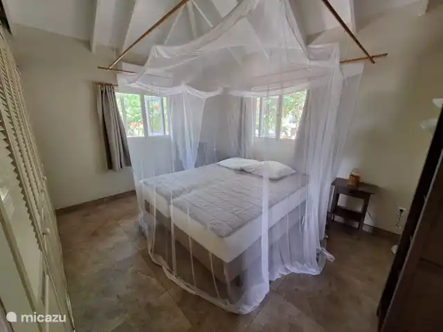 Villa Kas Tribon met privé zwembad huren in Curaçao, Banda Abou (west), Fontein - villa 3e slaapkamer
met moderne airco, plafondventilator, klamboe en grote kastenwand.