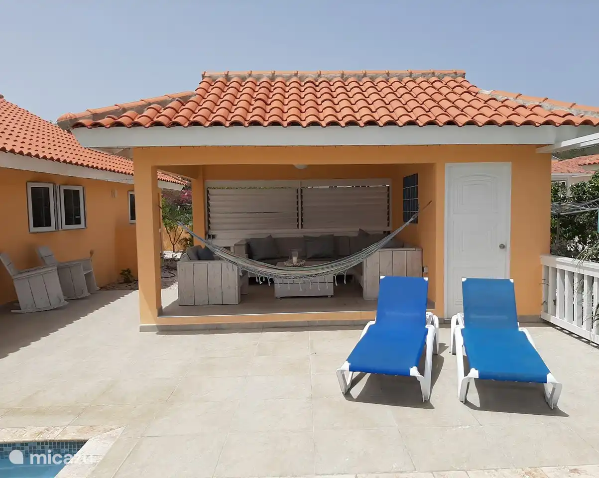 Außerhalb Veranda hinter der Tür ist das 3. Bad hier ist es auch möglich ist, Ihre Tauchausrüstung und trocken zu spülen. Auf der Veranda ist ein komfortables lounchset wo Sie die Aussicht und den herrlichen Sonnenuntergang genießen können.