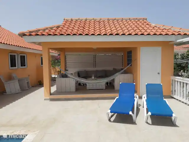 Villa Kas Tribon met privé zwembad huren in Curaçao, Banda Abou (west), Fontein - villa Buiten porch
Achter de deur is de 3e badkamer hier is het tevens mogelijk om uw duikuitrusting te spoelen en te drogen.
Op de porche staat een comfortabel lounchset waar het genieten is van het uitzicht en de mooie zonsondergangen.