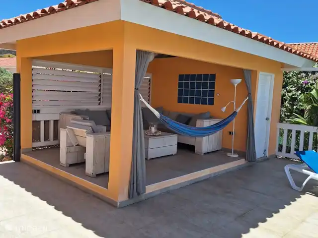 Villa Kas Tribon met privé zwembad huren in Curaçao, Banda Abou (west), Fontein - villa Buiten porch welk is voorzien van beweegbare shutters en een comfortable lounche set.
