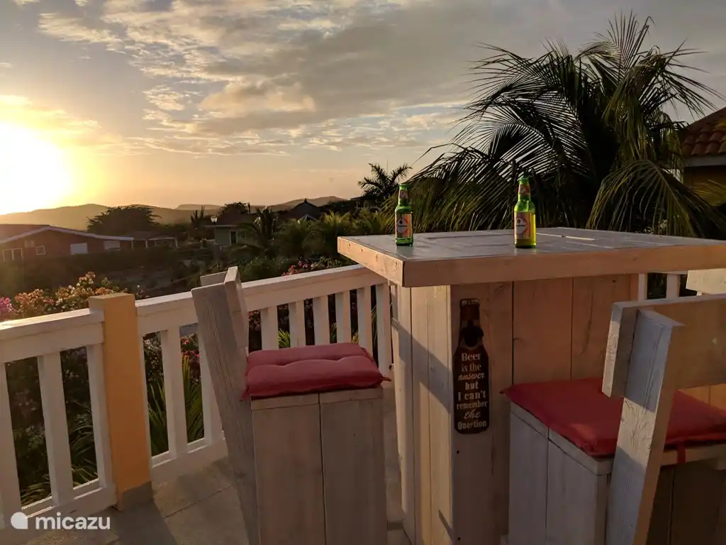 Stehtisch mit Barhockern