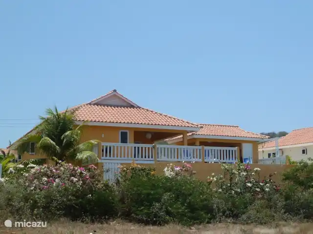 Villa Kas Tribon met privé zwembad huren in Curaçao, Banda Abou (west), Fontein - villa Kas Tribon 
gezien vanaf de rechter achterkant.