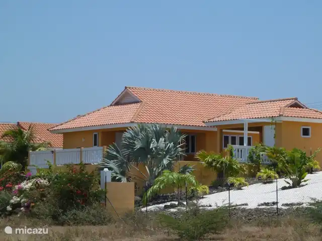 Villa Kas Tribon met privé zwembad huren in Curaçao, Banda Abou (west), Fontein - villa Kas Tribon
gezien vanaf de linker achterkant.