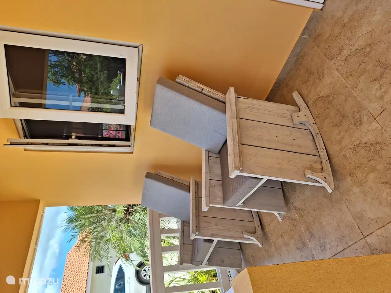 Schaukelstühle, in denen Sie den Nachmittag bei Sonne und Wind genießen können