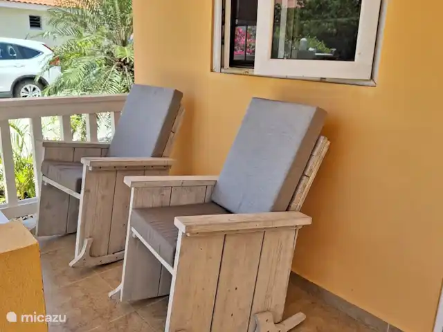 Villa Kas Tribon met privé zwembad huren in Curaçao, Banda Abou (west), Fontein - villa Schommelstoeltjes waarin je s'middags uit de zon en in de wind kan genieten