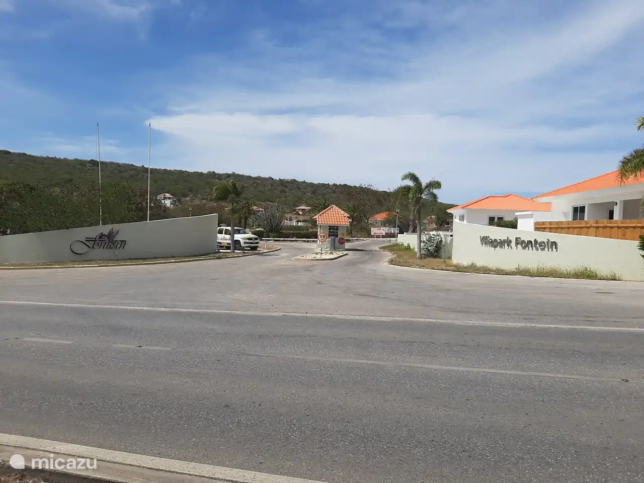 Eingang zum Villa Park-Brunnen. Hier ist auch der Portier / Sicherheit.