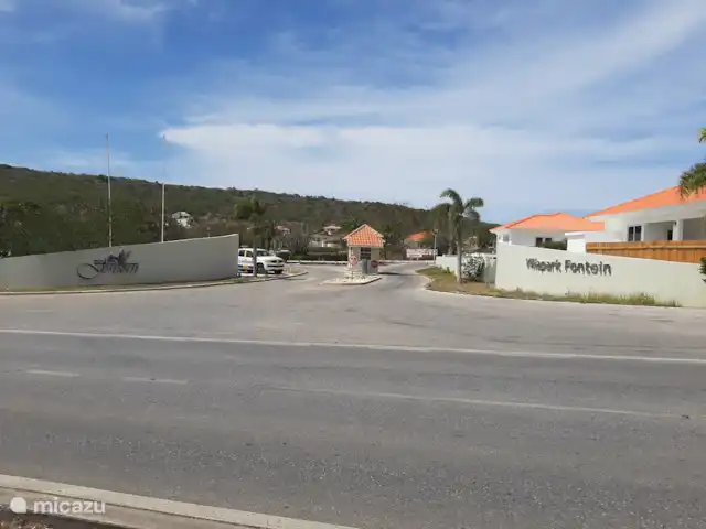 Villa Kas Tribon met privé zwembad huren in Curaçao, Banda Abou (west), Fontein - villa Ingang van Villapark Fontein.
Hier bevind zich ook de portier/beveiliging.