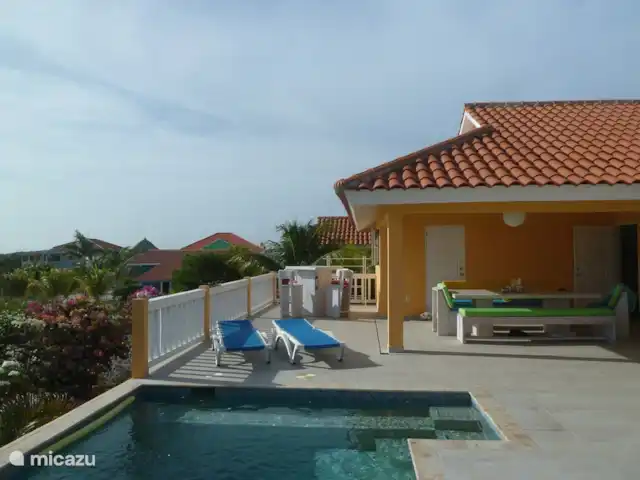 Villa Kas Tribon met privé zwembad huren in Curaçao, Banda Abou (west), Fontein - villa Binnen porch met grote eettafel en comfortabele banken.
Op de porch is voldoende schaduw om heerlijk te ontbijten en te genieten van het uitzicht.