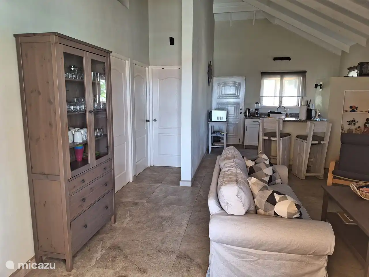 Durch die hohe Decke und die Lage am Wind ist es drinnen immer herrlich angenehm.