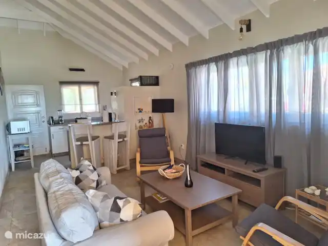 Villa Kas Tribon met privé zwembad huren in Curaçao, Banda Abou (west), Fontein - villa Woonkamer vanaf de binnen porch op de achtergrond de keuken.